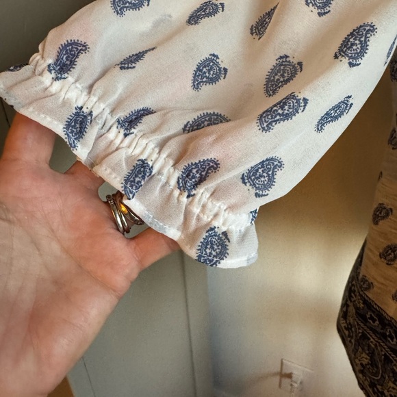 Lucky Brand Women's Blue and White Paisley Top size M - Picture 3 of 9